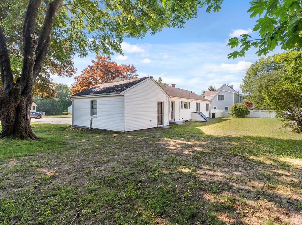 6 Nichols Ln, Westerly, RI 02891