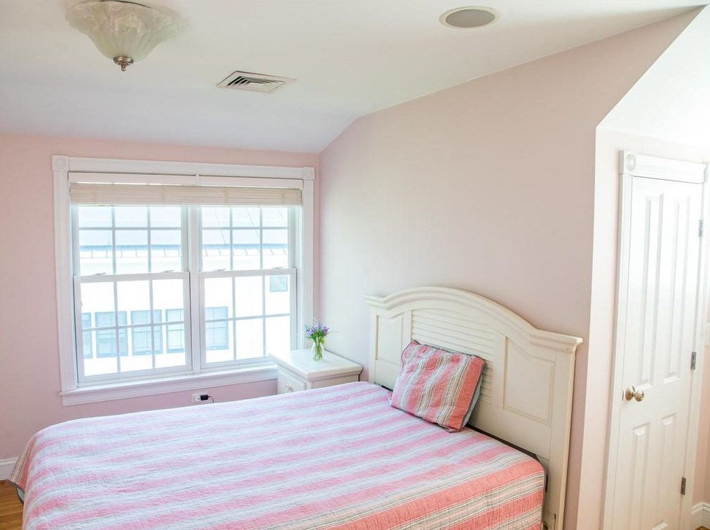 90 Cole St, Jamestown RI 02835-1325 exterior