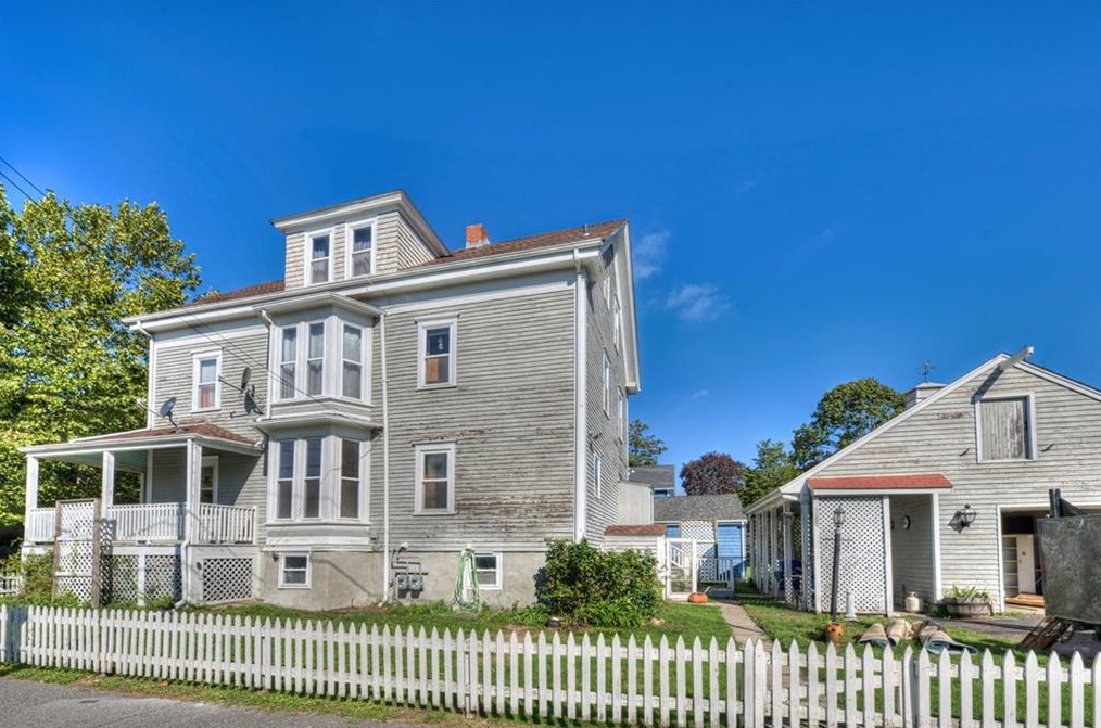 124 Wood St, Bristol RI 02809-3231 exterior