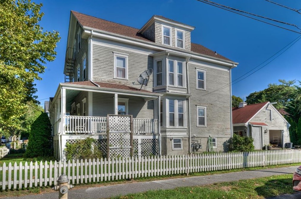 124 Wood St, Bristol RI 02809-3231 exterior