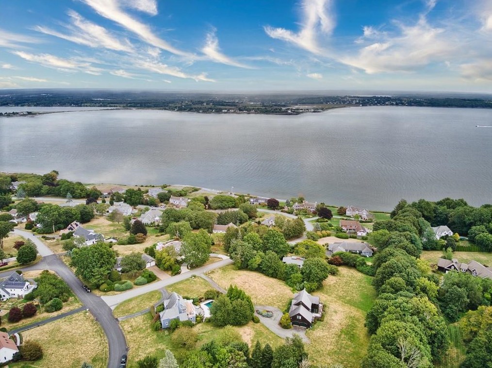 179 Taylor Rd, Portsmouth RI  02871-5416 exterior