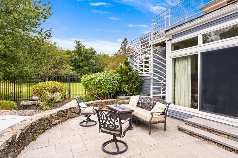 179 Taylor Rd, Portsmouth RI  02871-5416 exterior