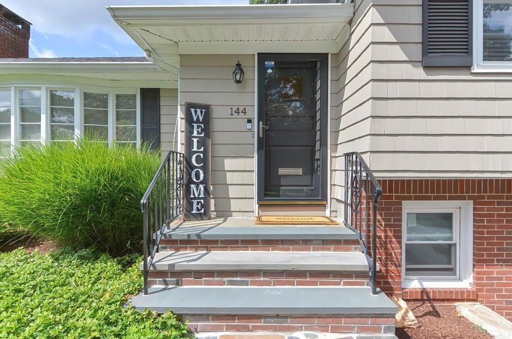 144 Glen Ridge Rd, Cranston RI  02920-6154 exterior