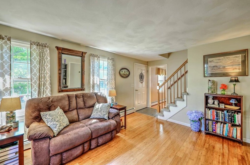 10 Whipple Ave, Barrington RI 02806-2919 exterior