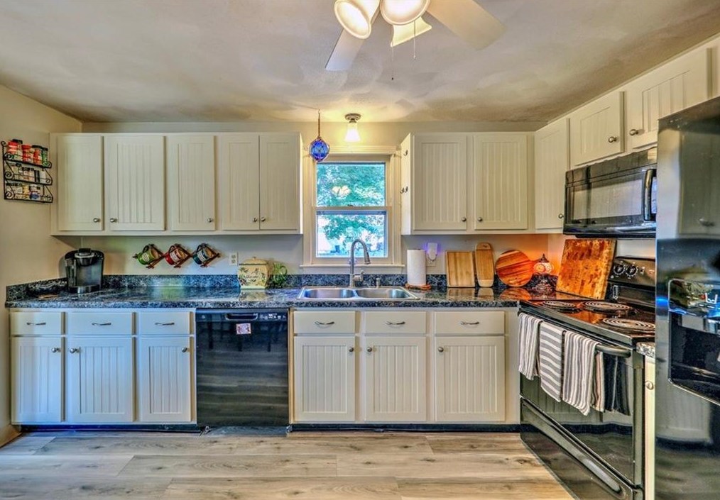 10 Whipple Ave, Barrington RI 02806-2919 exterior