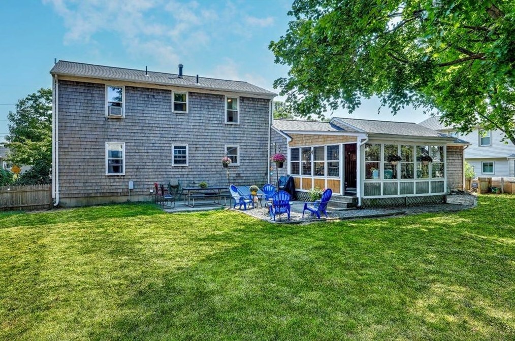 10 Whipple Ave, Barrington RI 02806-2919 exterior