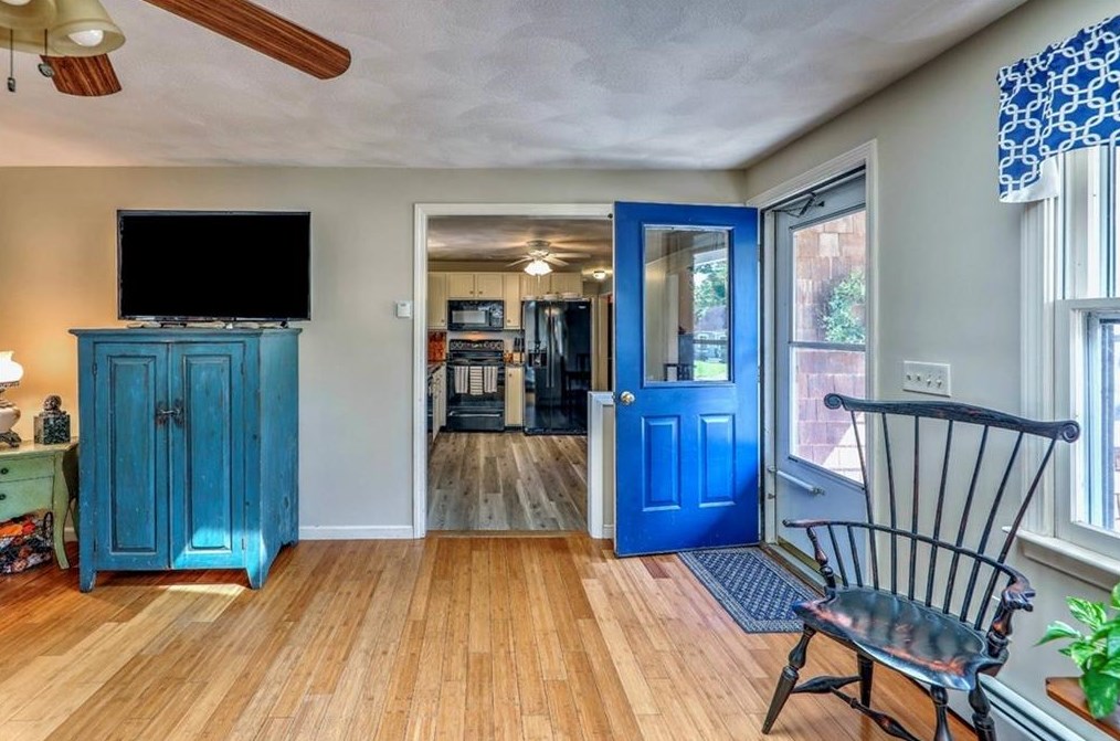 10 Whipple Ave, Barrington RI 02806-2919 exterior