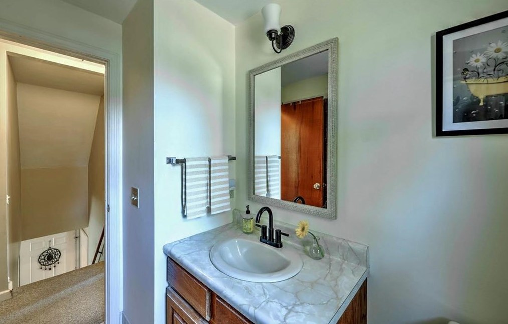 10 Whipple Ave, Barrington RI 02806-2919 exterior