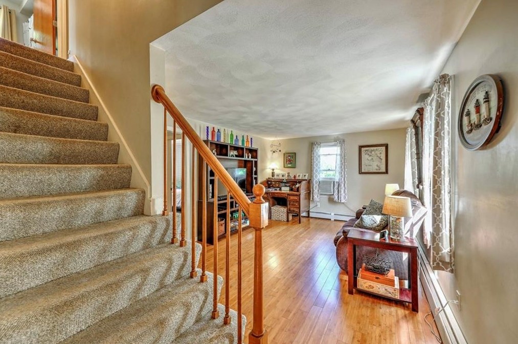 10 Whipple Ave, Barrington RI 02806-2919 exterior