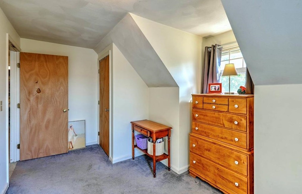 10 Whipple Ave, Barrington RI 02806-2919 exterior