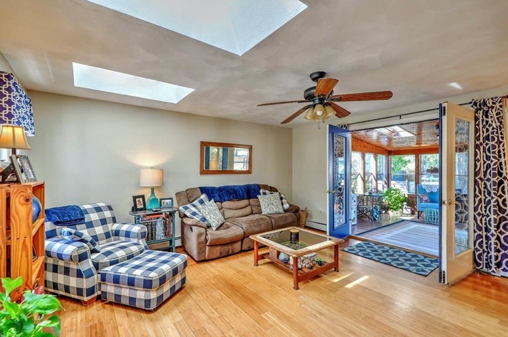 10 Whipple Ave, Barrington RI 02806-2919 exterior