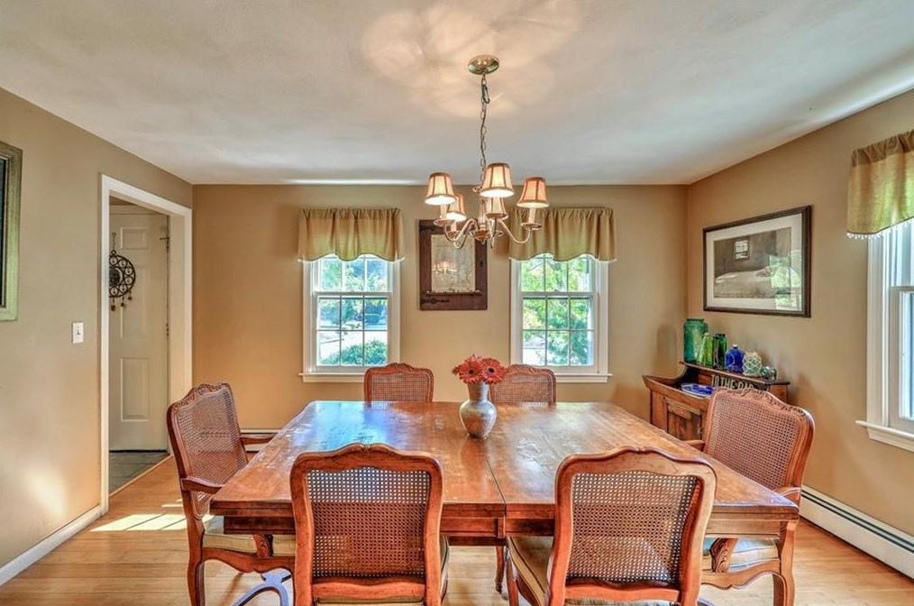 10 Whipple Ave, Barrington RI 02806-2919 exterior