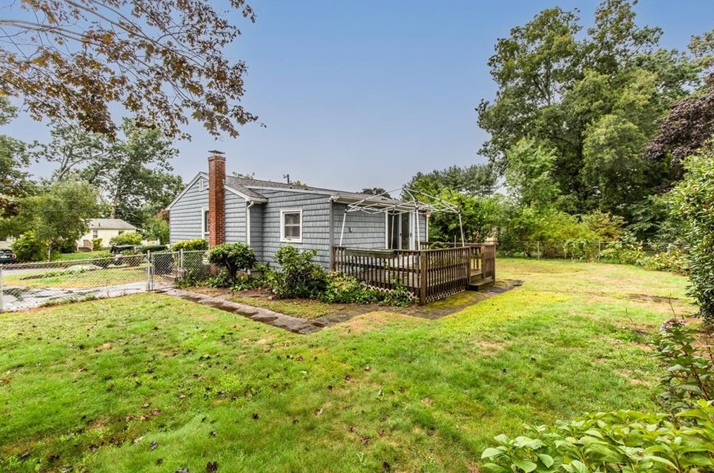 103 Wellspring Dr, Cranston RI 02920-2018 exterior