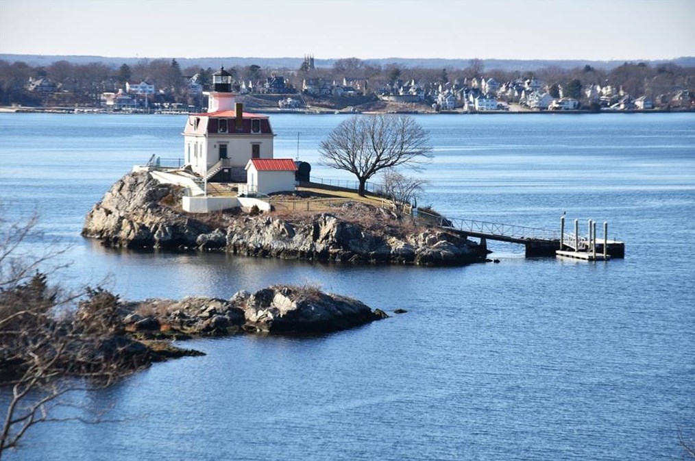 37 Bullocks Point Ave, East Providence RI 02915-5360 exterior