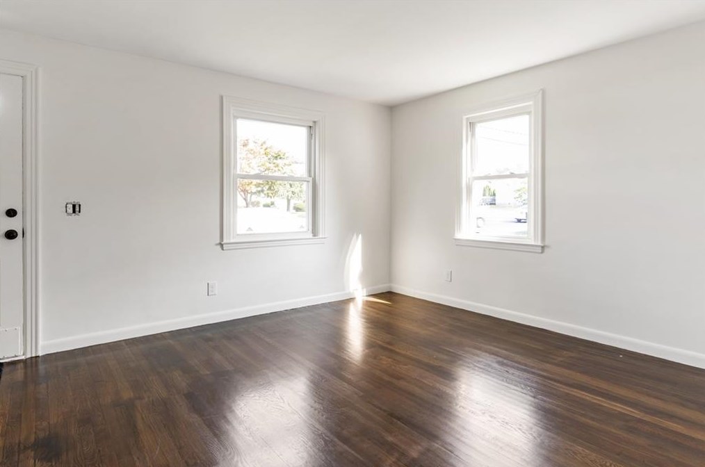 743 Metacom Ave, Bristol RI 02809-5134 exterior