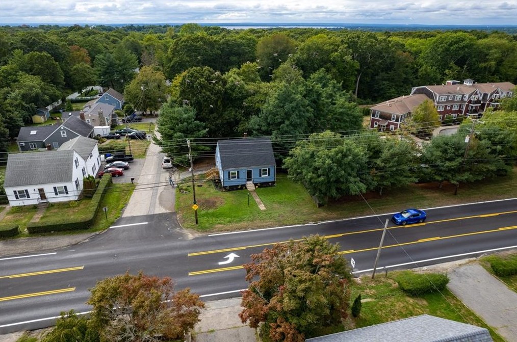 743 Metacom Ave, Bristol RI 02809-5134 exterior