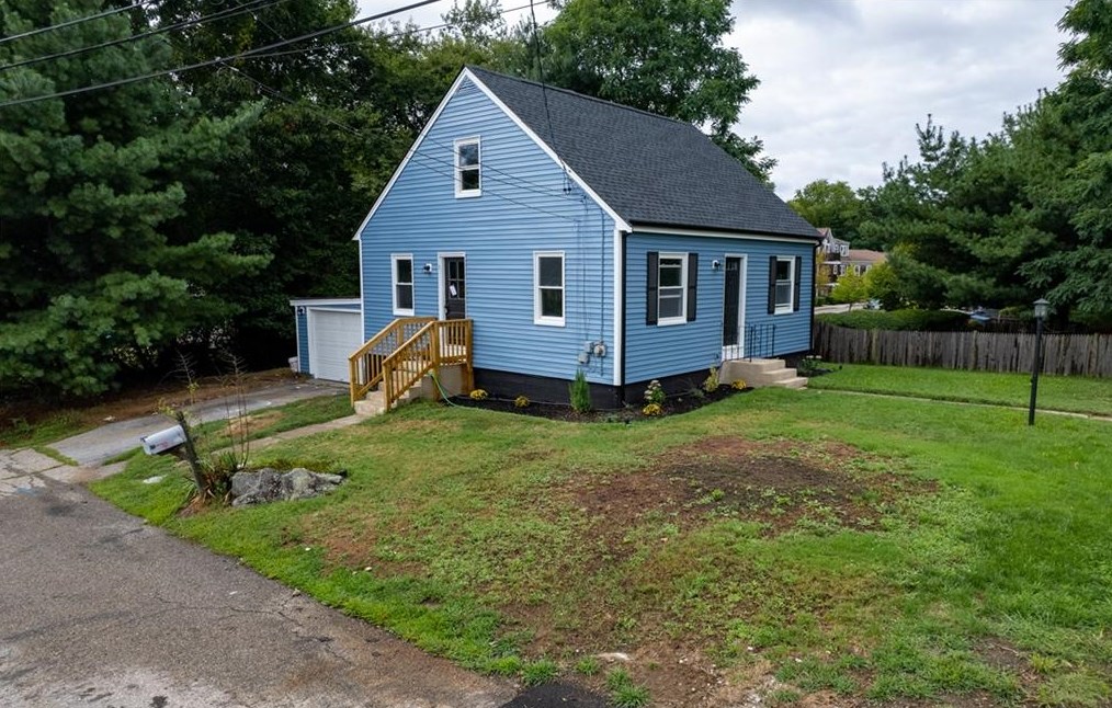 743 Metacom Ave, Bristol RI 02809-5134 exterior