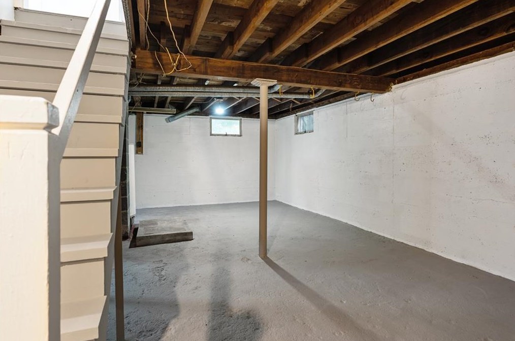 743 Metacom Ave, Bristol RI 02809-5134 exterior