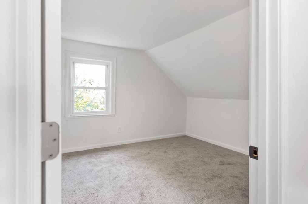 743 Metacom Ave, Bristol RI 02809-5134 exterior