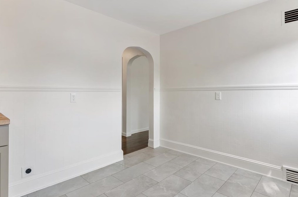 743 Metacom Ave, Bristol RI 02809-5134 exterior