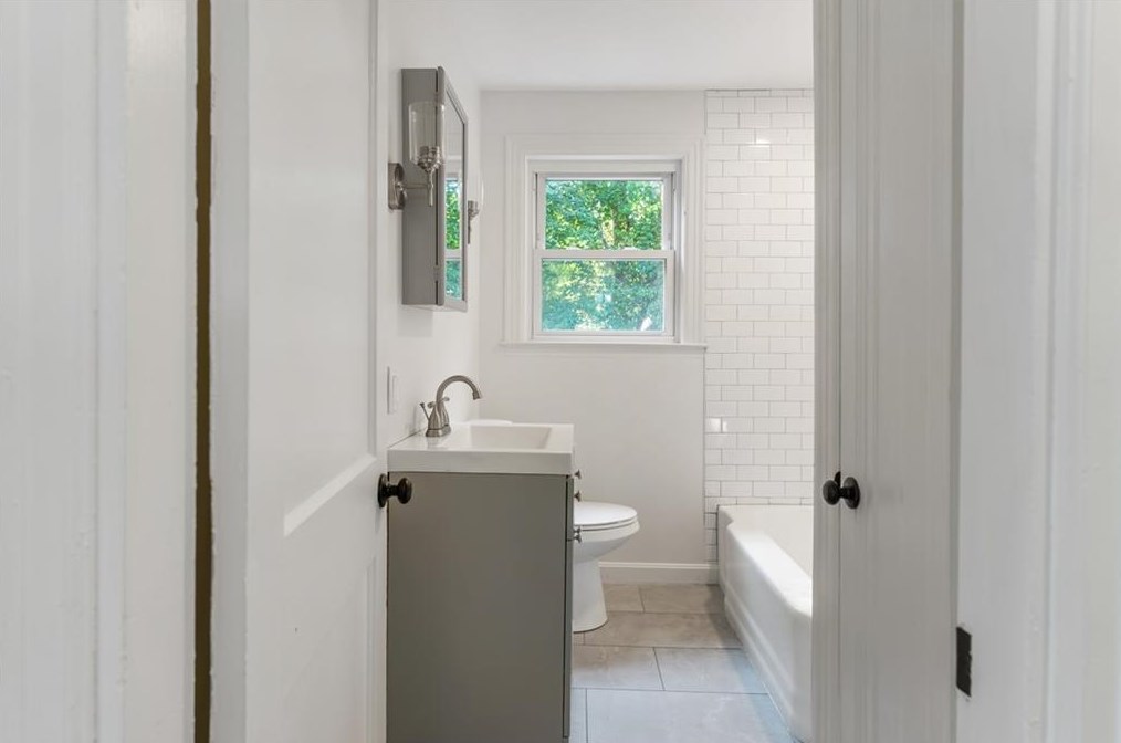 743 Metacom Ave, Bristol RI 02809-5134 exterior