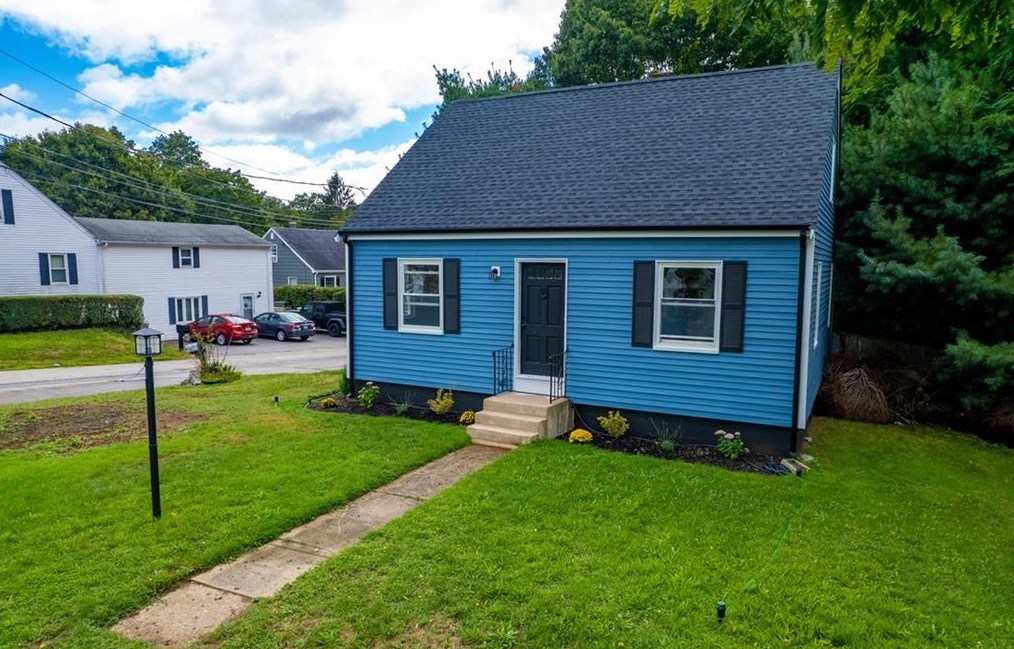743 Metacom Ave, Bristol RI 02809-5134 exterior
