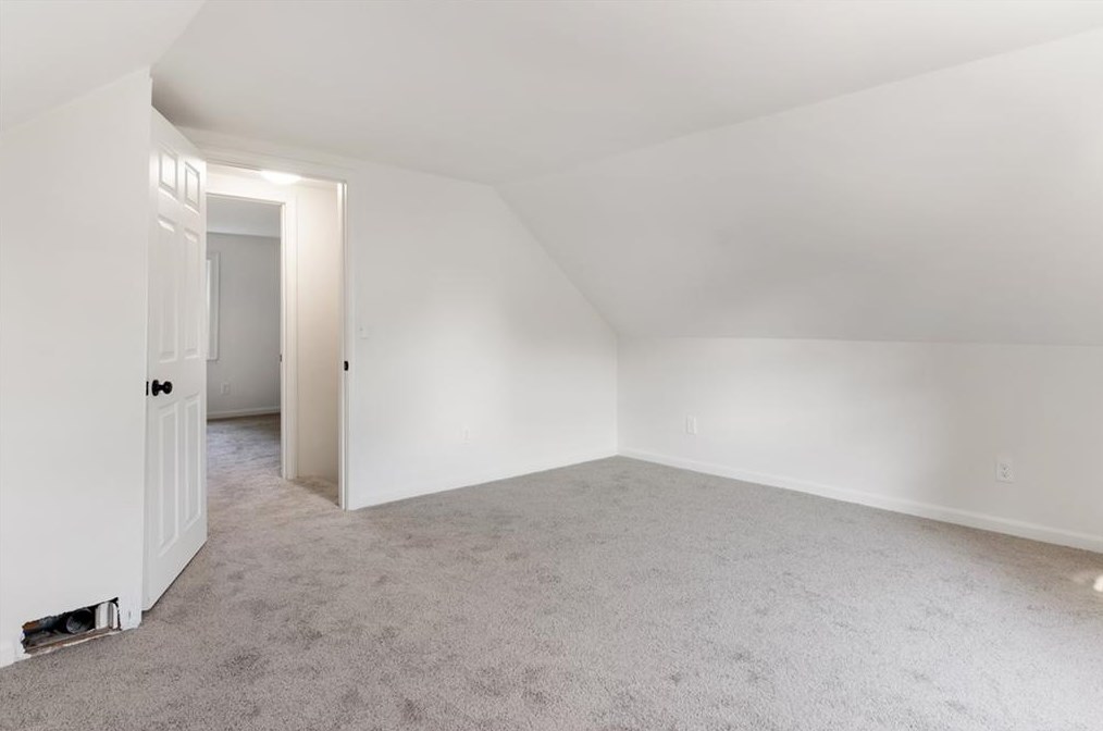 743 Metacom Ave, Bristol RI 02809-5134 exterior