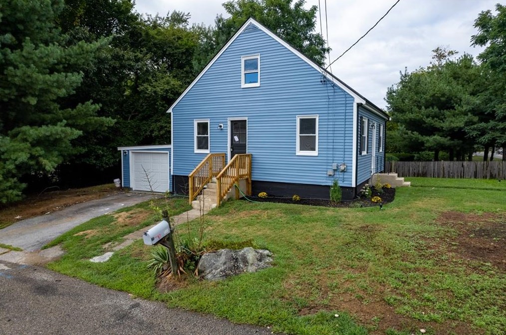 743 Metacom Ave, Bristol RI 02809-5134 exterior