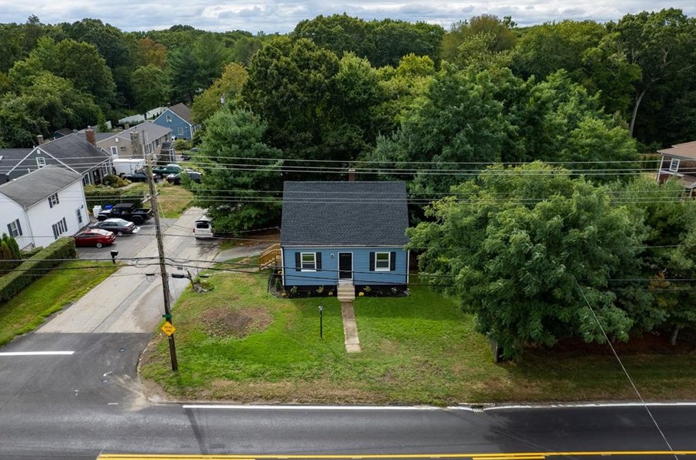 743 Metacom Ave, Bristol RI 02809-5134 exterior