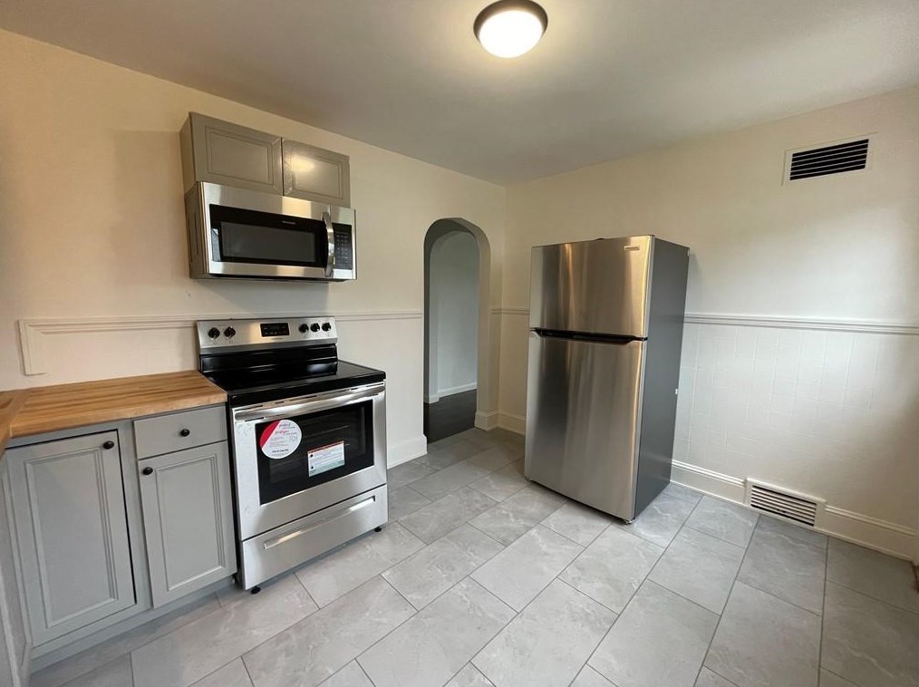 743 Metacom Ave, Bristol RI 02809-5134 exterior