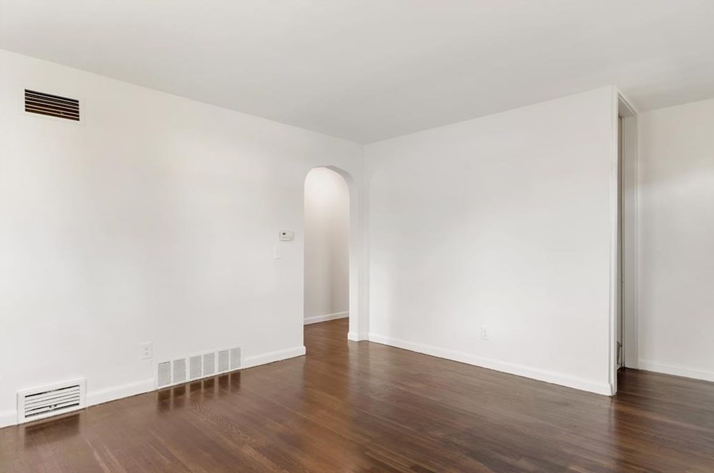 743 Metacom Ave, Bristol RI 02809-5134 exterior