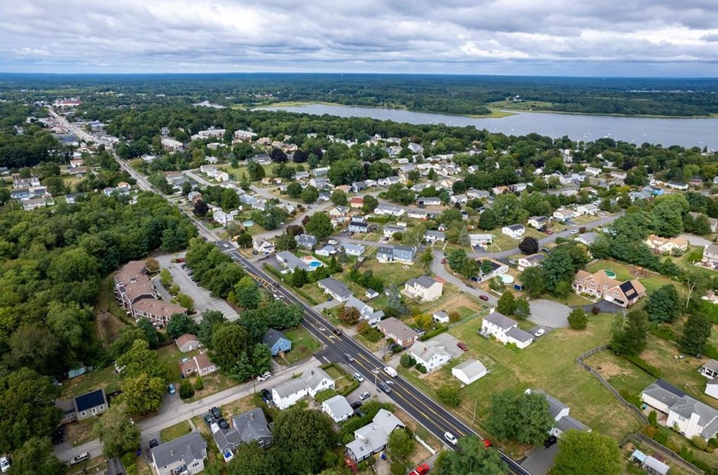 743 Metacom Ave, Bristol RI 02809-5134 exterior