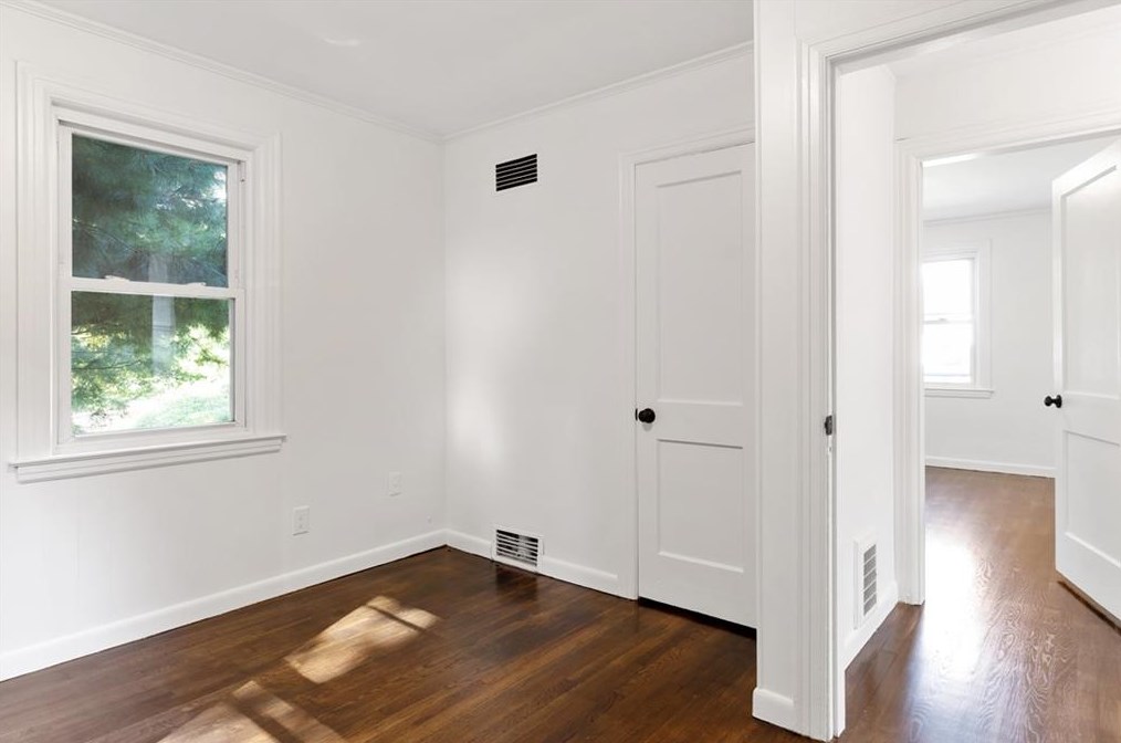 743 Metacom Ave, Bristol RI 02809-5134 exterior