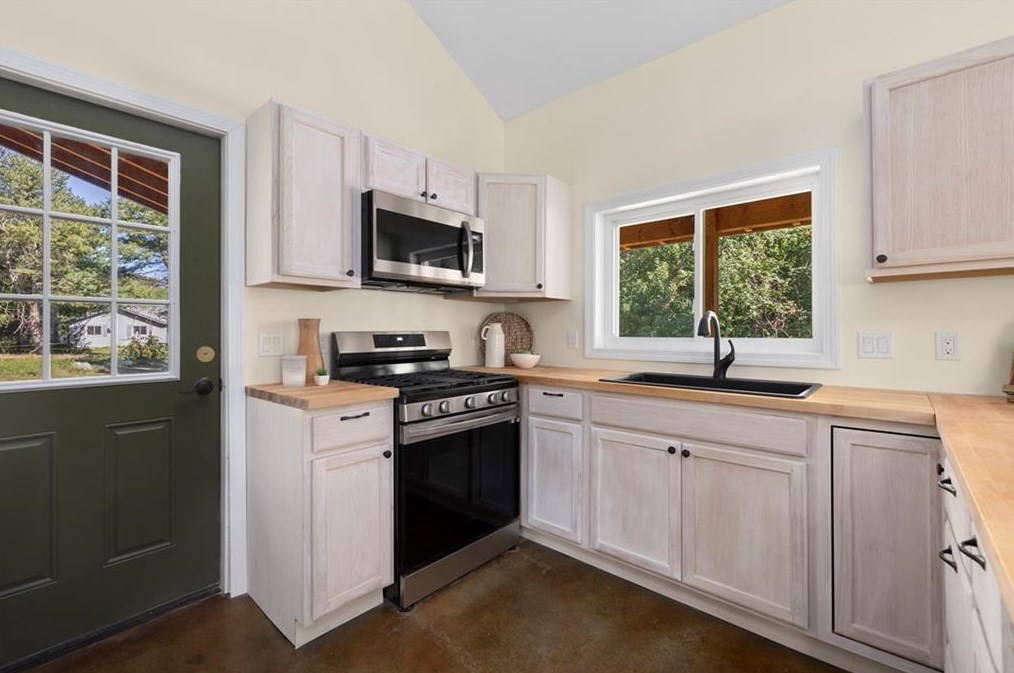 36 N Woody Hill Rd, Westerly, RI 02808