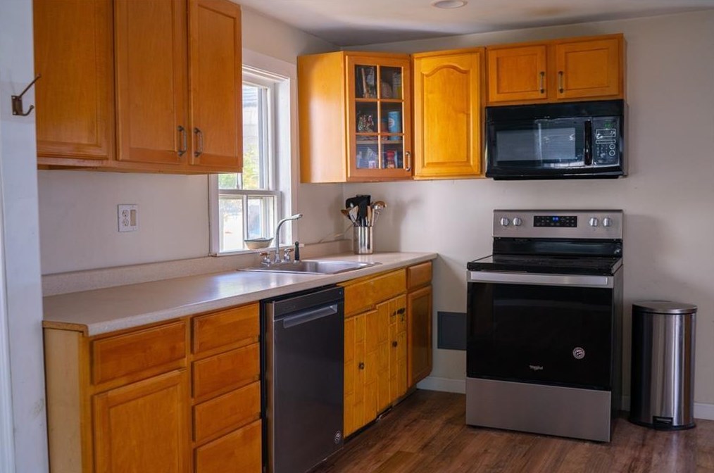55 Narragansett Ave, East Providence RI  02915-5522 exterior