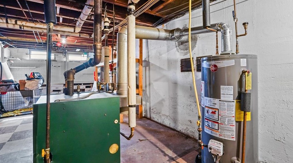 36 Greenwood St, Cranston RI 02910-1907 exterior