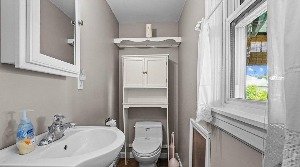 36 Greenwood St, Cranston RI 02910-1907 exterior