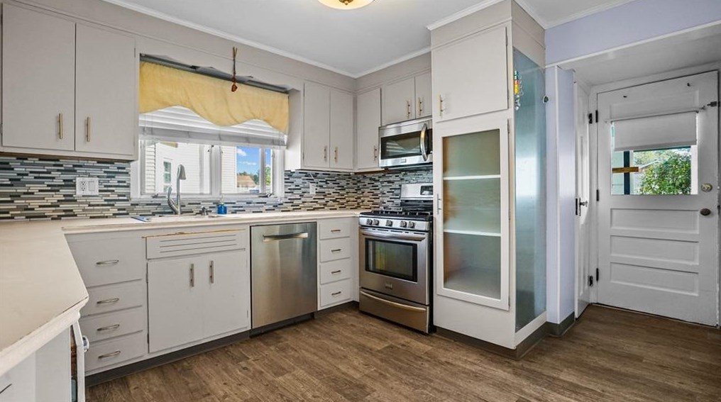 36 Greenwood St, Cranston RI 02910-1907 exterior