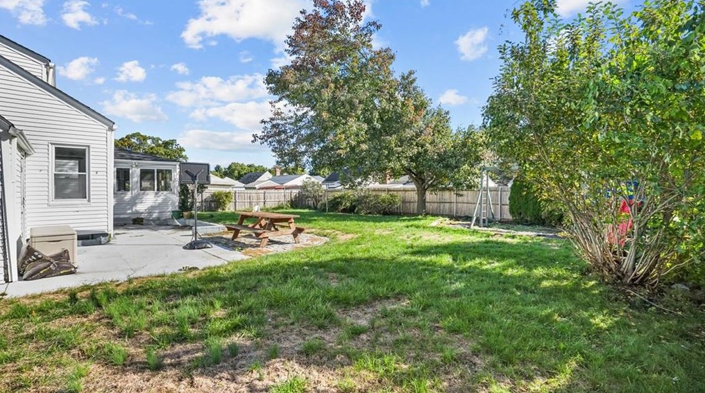 36 Greenwood St, Cranston RI 02910-1907 exterior