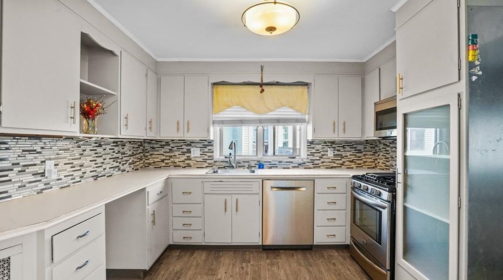 36 Greenwood St, Cranston RI 02910-1907 exterior