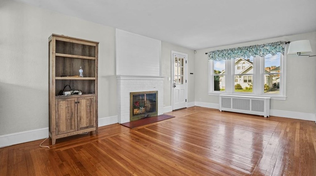 36 Greenwood St, Cranston RI 02910-1907 exterior