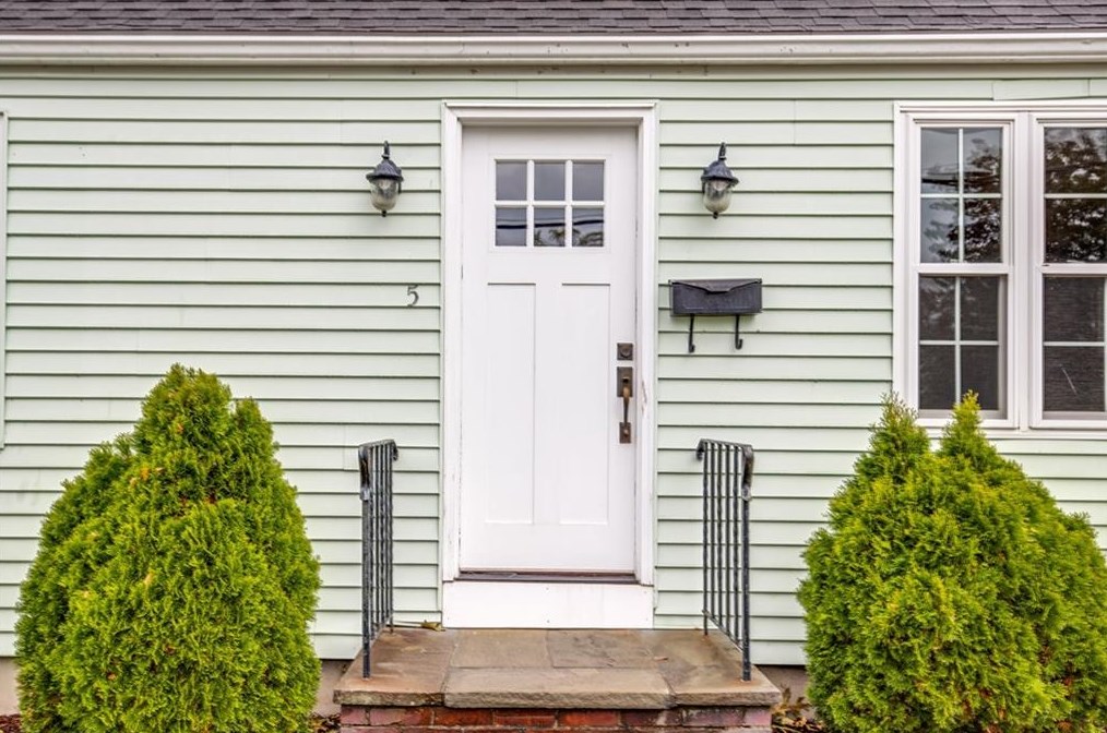 5 Fordson Ave, Cranston RI  02910-5910 exterior