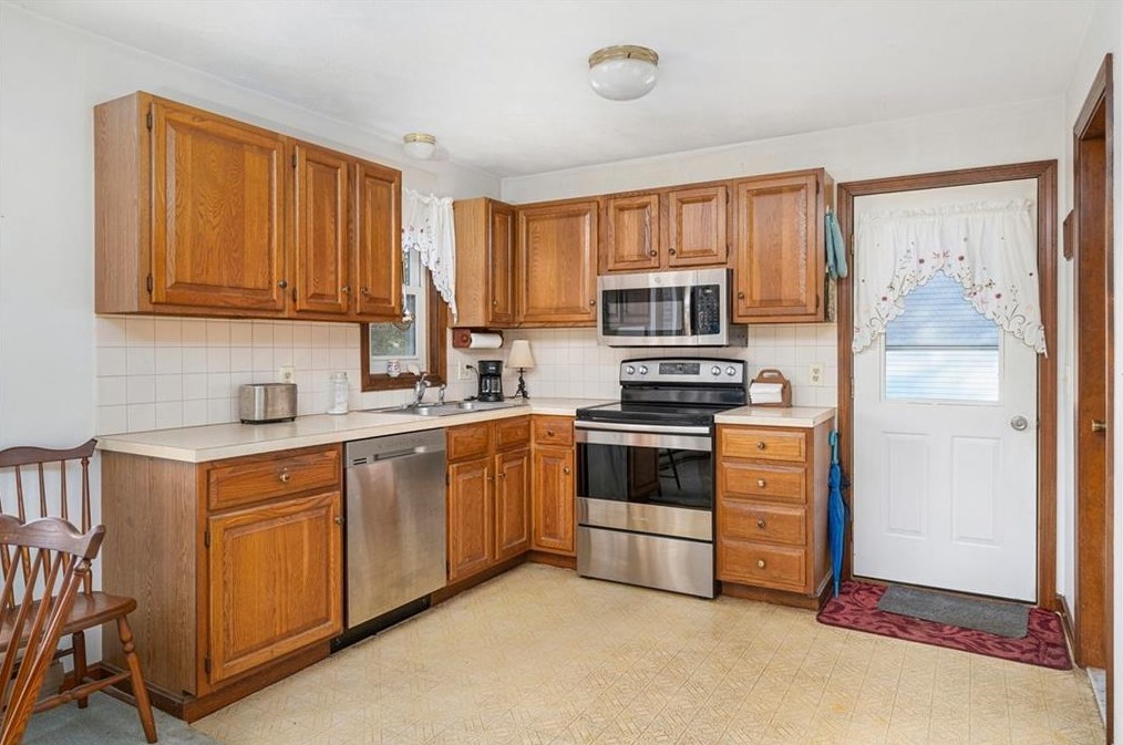 10 Mizzen Ave, Jamestown RI  02835-3026 exterior