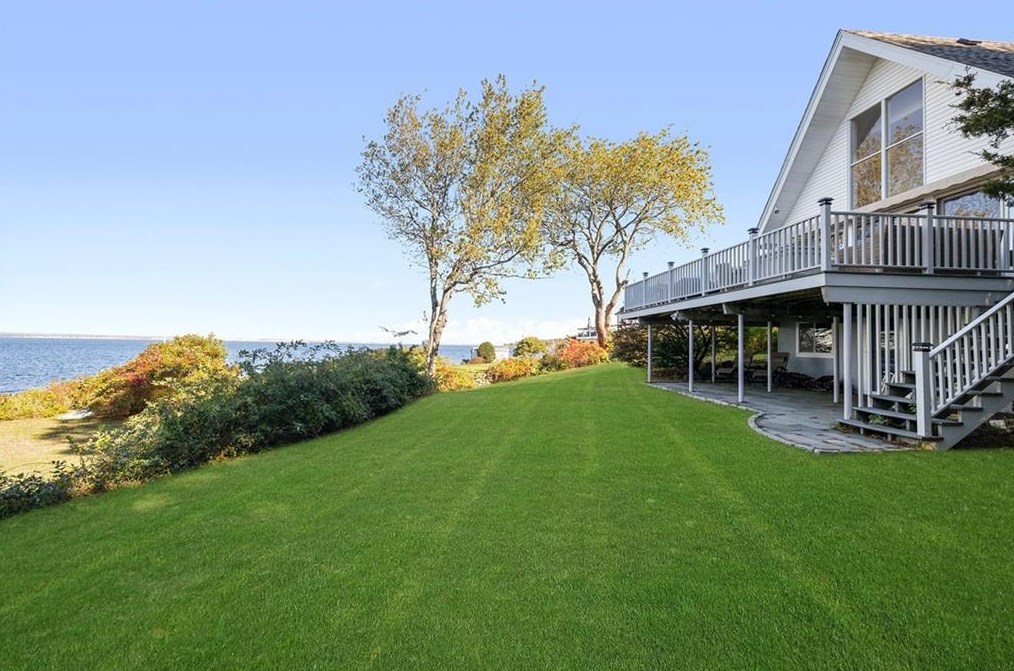 255 Seaside Dr, Jamestown RI  02835-3050 exterior