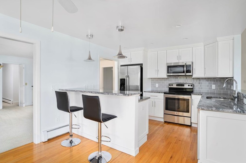 27 Tobin Ln, Bristol RI  02809-1525 exterior