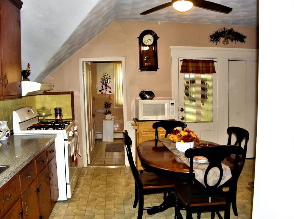 615 Wood St, Bristol RI 02809-2307 exterior