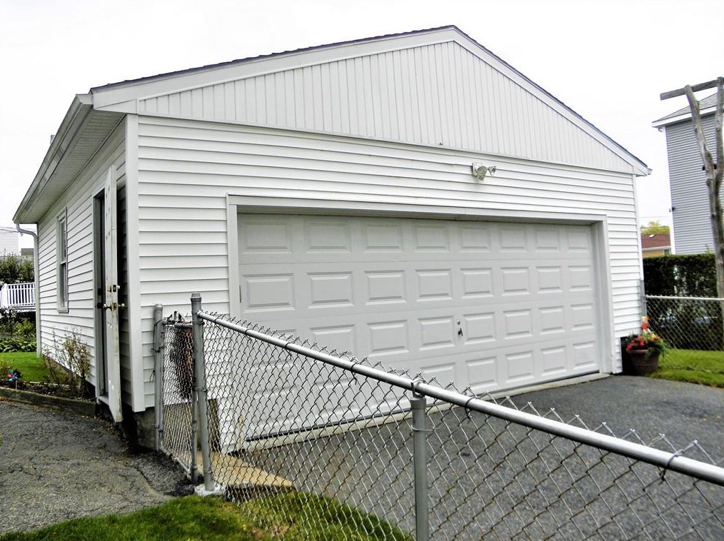 615 Wood St, Bristol RI 02809-2307 exterior