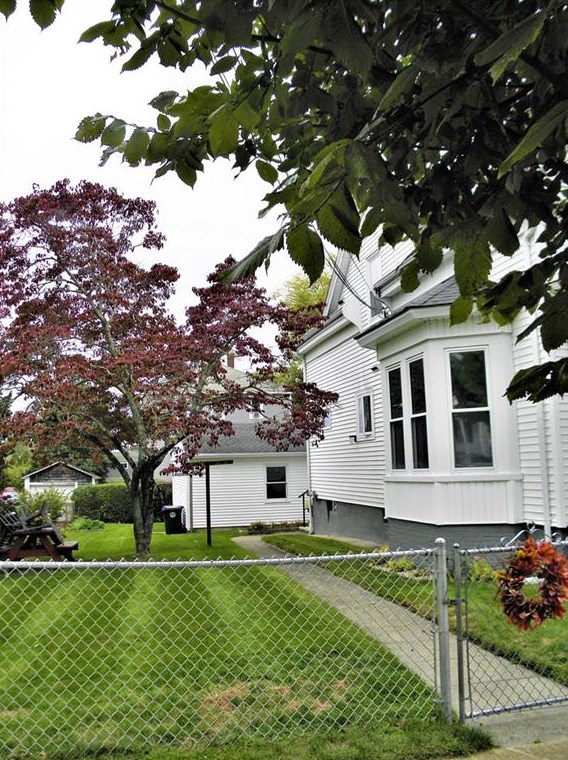 615 Wood St, Bristol RI 02809-2307 exterior