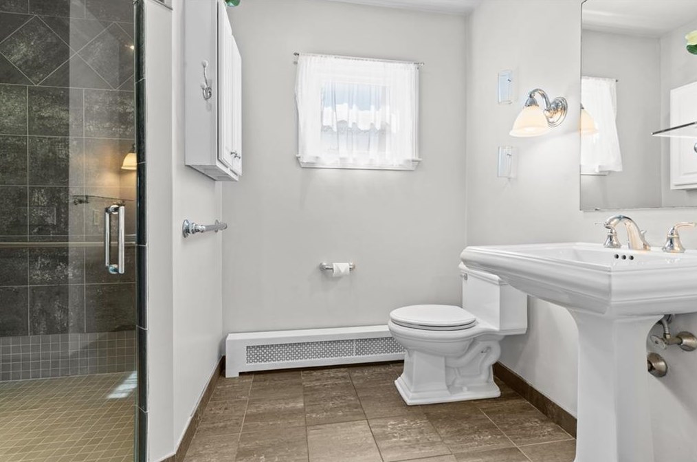 52 Kingswood Rd, Bristol RI  02809-1646 exterior