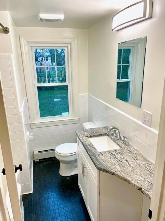 8 Jesse Davis Ln, Barrington RI  02806-4422 exterior